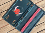Marineblaues FswStudio-Oboenrohretui Rose für 20 Rohre, offen, mit gemaltem Mond-und-Rose-Design und Rohrband.