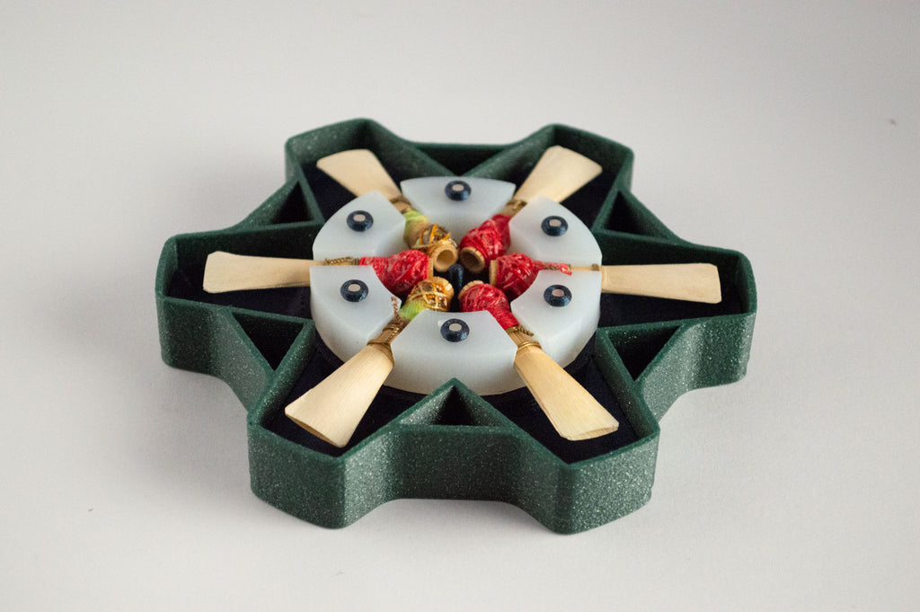 Offenes grünes FswStudio-HEX-Case mit sechs Fagottrohren rund um einen zentralen Silikonhalter.