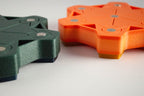 Nahaufnahme von FswStudio-HEX-Case-Fagottrohretuis in Grün und Orange mit Sternform und Magnetverschlüssen.