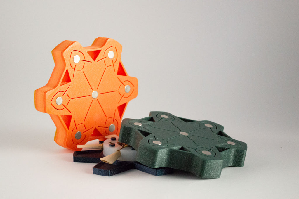 Handgefertigte FswStudio-HEX-Case-Fagottrohretuis für 6 Rohre in Orange und Grün, eines offen mit dem zentralen Halter.