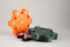 Handgefertigte FswStudio-HEX-Case-Fagottrohretuis für 6 Rohre in Orange und Grün, eines offen mit dem zentralen Halter.