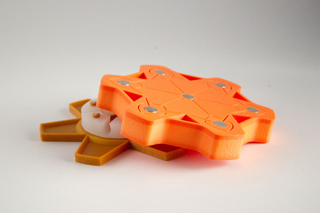 Orangefarbenes FswStudio-HEX-Case für 6 Fagottrohre, geschlossen, mit magnetbesetztem sternförmigem Deckel.