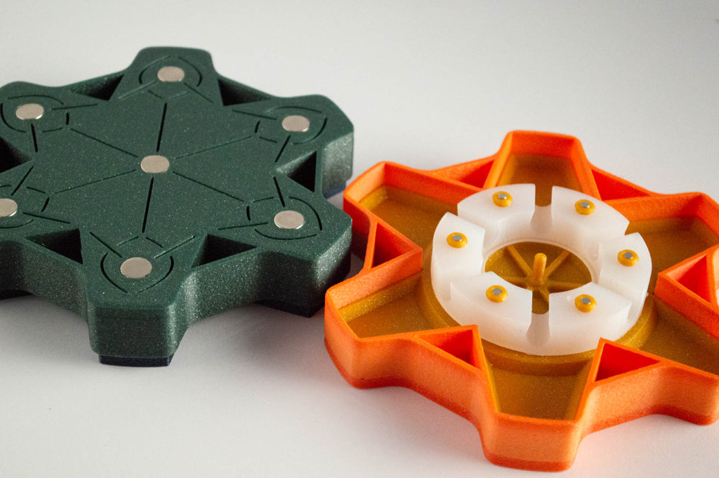 FswStudio-HEX-Case-Fagottrohretuis in Grün und Orange, eines offen mit dem runden Silikonhalter für sechs Rohre.