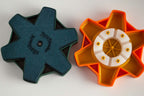 FswStudio-HEX-Case-Fagottrohretuis in Grün und Orange mit eingraviertem Logo und rundem Halter für sechs Rohre.