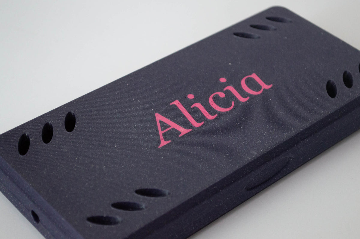 Étui à anches imprimé en 3D bleu foncé, personnalisé avec le prénom Alicia en rose.