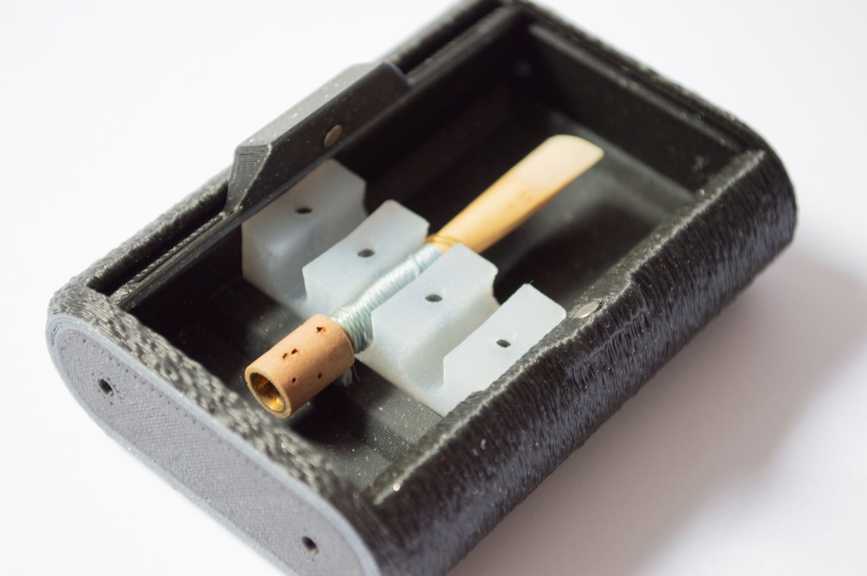 Offenes Tambour-Etui-Inneres mit Rohrhaltern und einem eingesetzten Englischhornrohr.