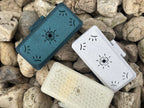 FswStudio-Oboenrohretuis für 3 Legere-Rohre in Petrol, Marmoroptik und Creme, mit sichtbarem eingraviertem Sonnenmuster.